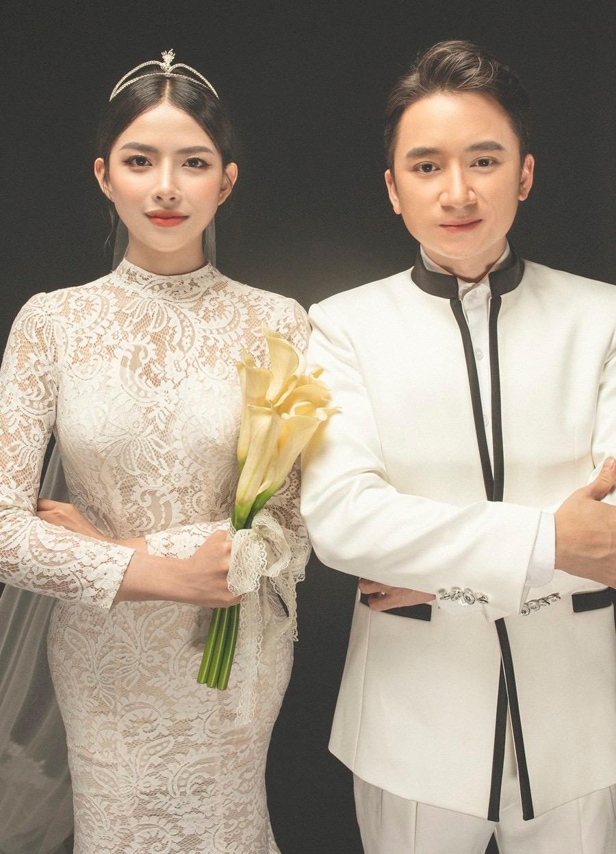 Phan Mạnh Quỳnh và ảnh cưới của anh ta tại Đài phát thanh và truyền hình Nghệ An đã trở thành một chủ đề hot của dư luận. Xem ngay những bức hình độc đáo và lãng mạn này để cảm nhận sự thật!