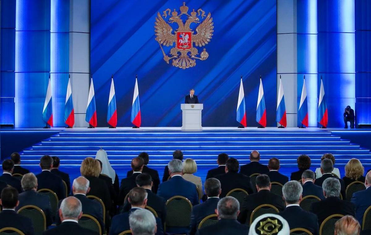 Tổng thống Nga Putin đọc thông điệp liên bang ngày 21/4. Ảnh: Tass