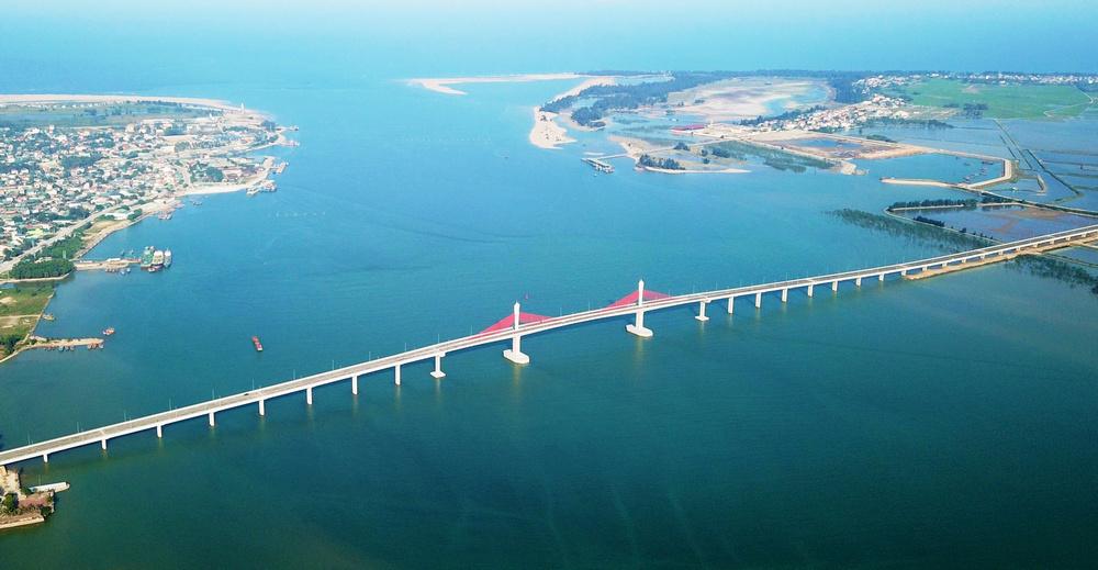 Cầu Cửa Hội nối 2 bờ sông Lam. Ảnh: internet