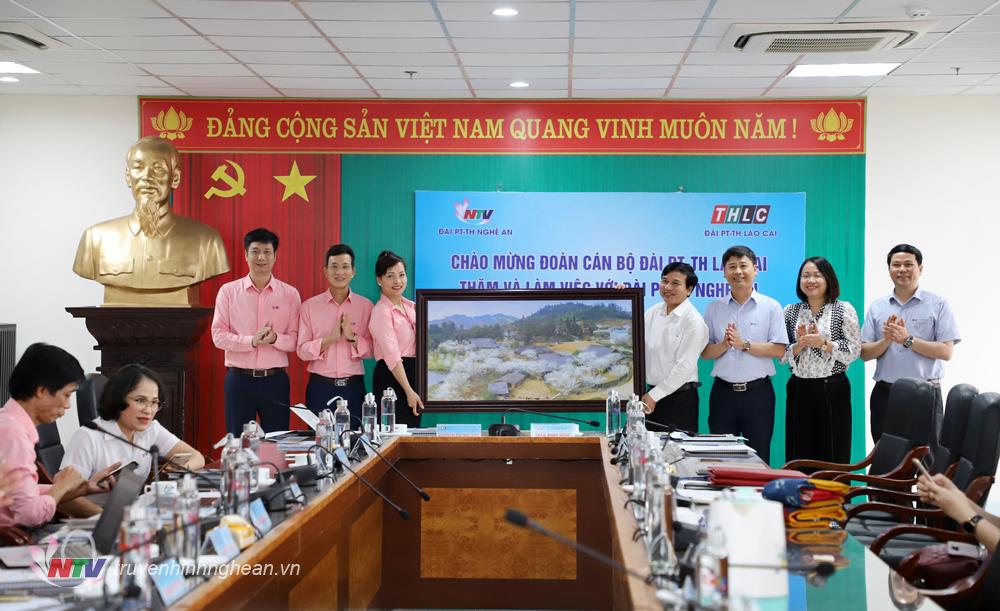 Đài PT-TH Lào Cai trao tặng món quà lưu niệm.