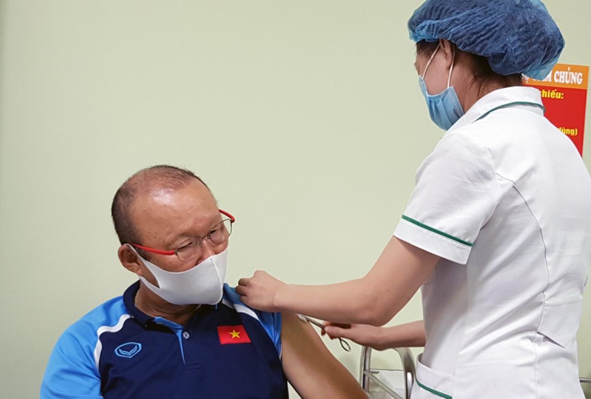 HLV Park Hang Seo và Ban huấn luyện được tiêm vaccine Covid-19