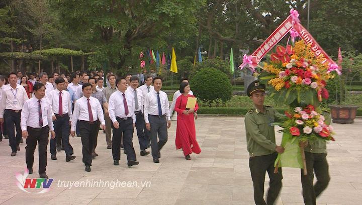 Đảng ủy Khối CCQ Trung ương dâng hương tưởng niệm Chủ tịch Hồ Chí Minh