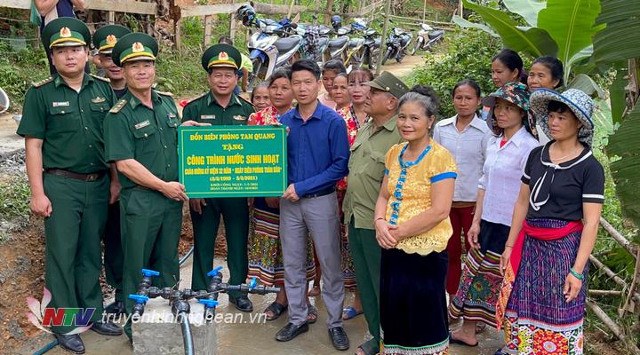 Ban Chỉ huy Đồn BP Tam Quang, BĐBP Nghệ An bàn giao công trình nước sạch cho bà con nhân dân bản Tùng Hương, xã Tam Quang.