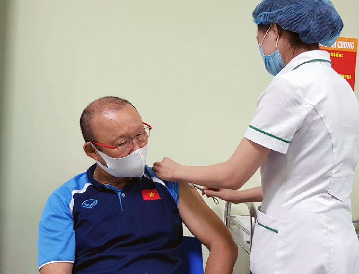 HLV Park Hang Seo và các trợ lý ở ĐT Việt Nam được tiêm phòng vaccine Covid-19  (Ảnh: VFF).
