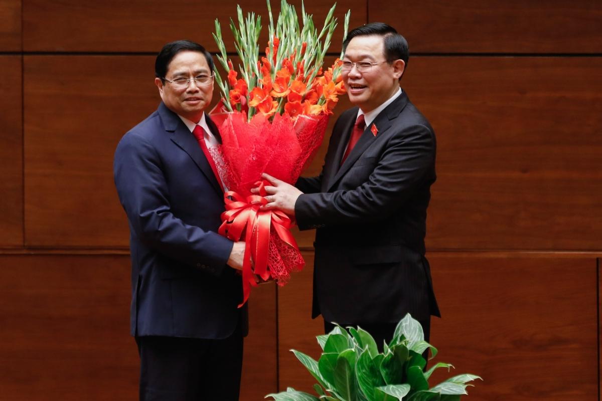 Chủ tịch Quốc hội Vương Đình Huệ tặng hoa tân Thủ tướng Phạm Minh Chính. 
