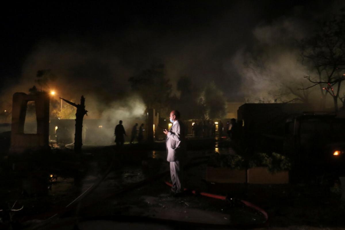 Khói bốc lên từ các xe đang bốc cháy sau vụ nổ tại một khách sạn sang trọng ở Quetta - Pakistan, ngày 21/4. Ảnh: Reuters