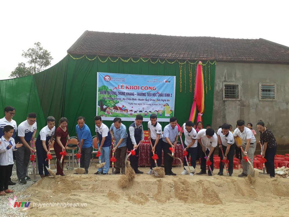 Đại diện chính quyền địa phương, lãnh đạo Đài PT-TH Nghệ An và CLB Anh em 108 thực hiện nghi lễ động thổ, khởi công xây dựng điểm trường.