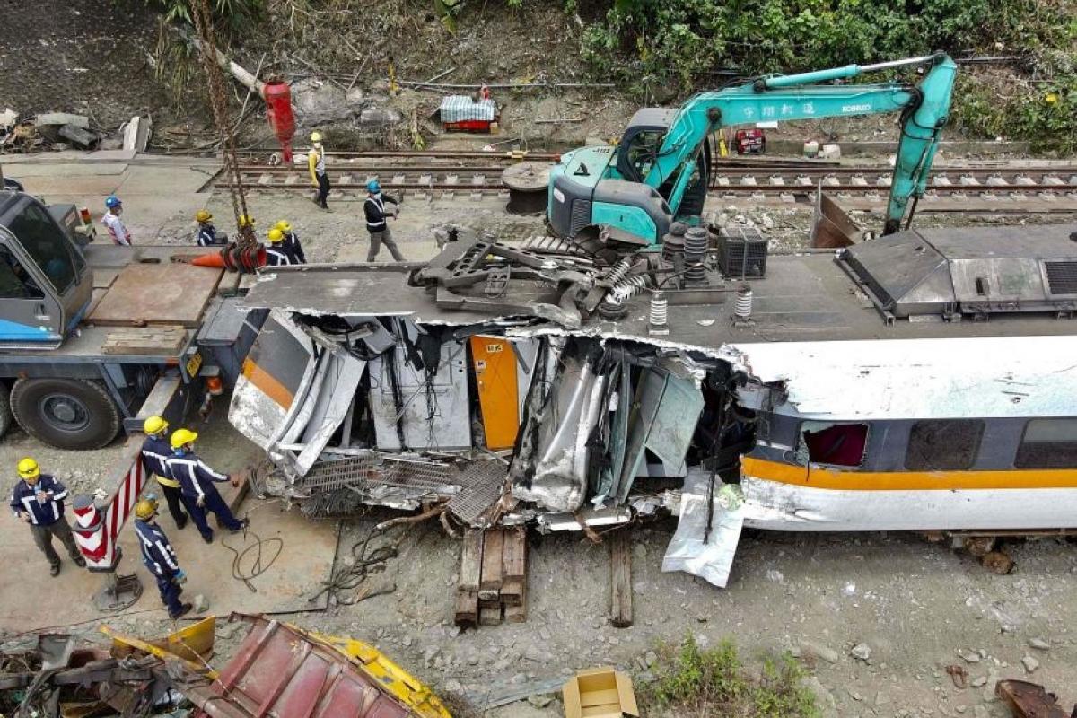 Các công nhân tại hiện trường vụ tai nạn tàu tốc hành ở dãy núi Hoa Liên, phía đông Đài Loan (Trung Quốc) ngày 6/4. Ảnh: AFP