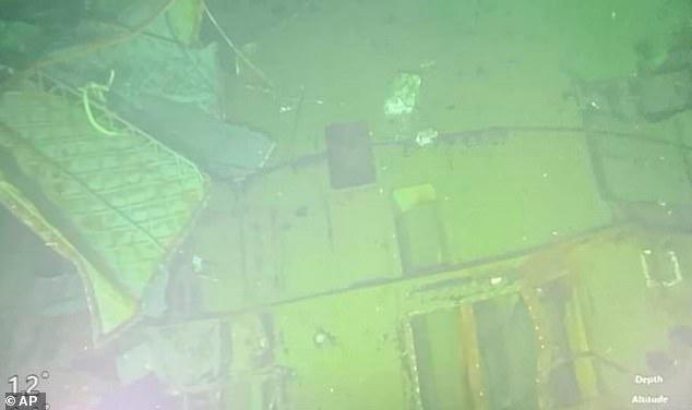 Một phần xác tàu ngầm KRI Nanggala được tìm thấy hôm 25/4. Ảnh: AP/Hải quân Indonesia