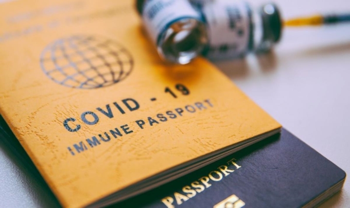 Trong tuần tới, Bộ Y tế sẽ có văn bản chỉ đạo triển khai việc cấp hộ chiếu vaccine cho người dân. (Ảnh minh họa)