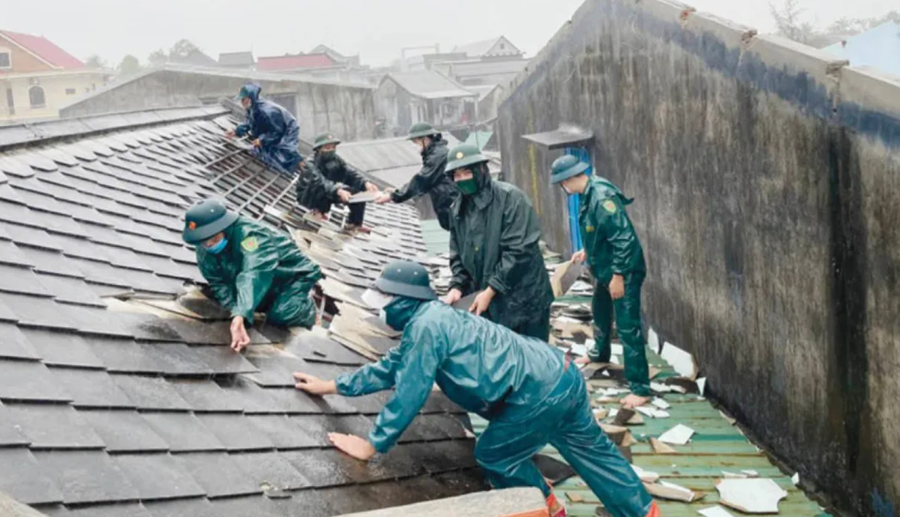 Các lực lượng hỗ trợ người dân ở Phú Lộc (Thừa Thiên Huế) sửa chữa lại nhà cửa hư hỏng do gió lốc. Ảnh: Báo Thừa Thiên Huế