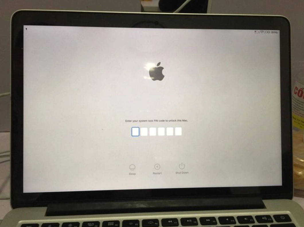 Chiếc MacBook MDM của người dùng bị khóa từ xa. Ảnh: H.N.