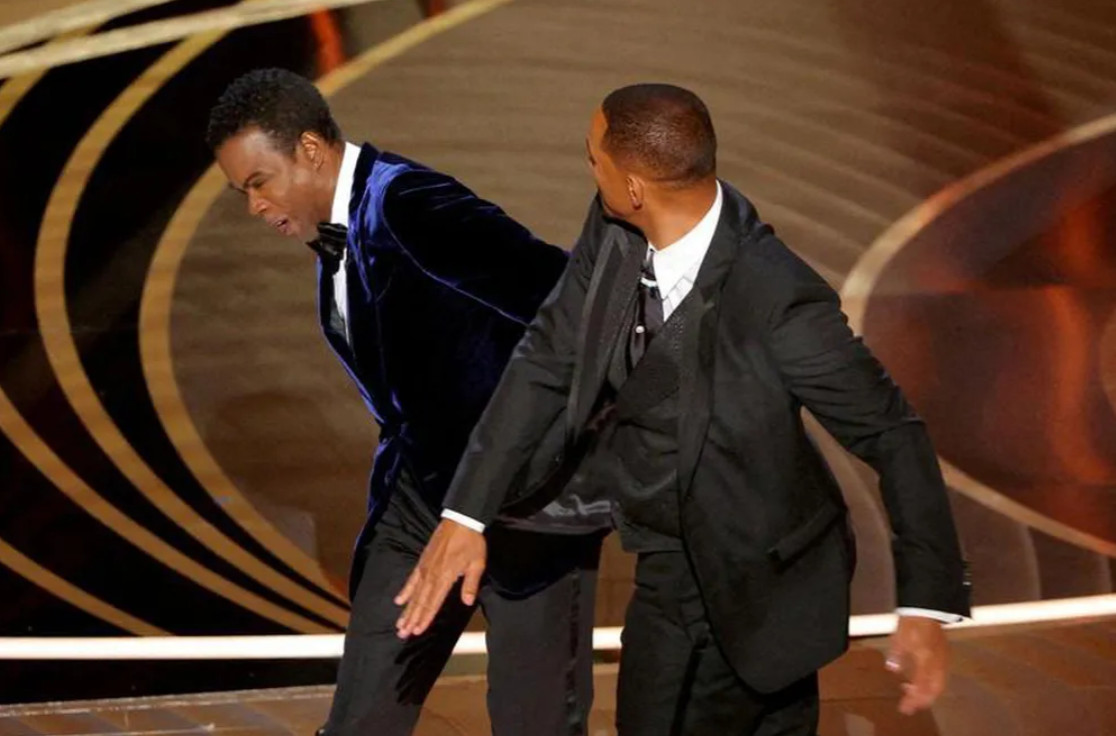 Diễn viên Will Smith tát người dẫn chương trình Chris Rock ngay trên sân khấu lễ trao giải Oscar. Ảnh: REUTERS