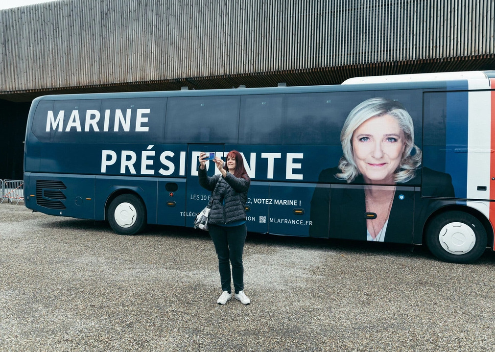 Người dân chụp ảnh trước xe buýt vận động tranh cử của bà Le Pen. Ảnh: New York Times. 