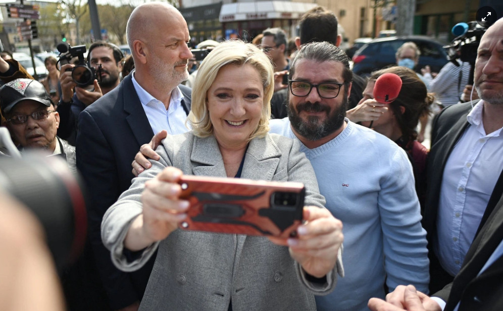 Bà Le Pen chụp ảnh cùng những người ủng hộ. Ảnh: AFP. 
