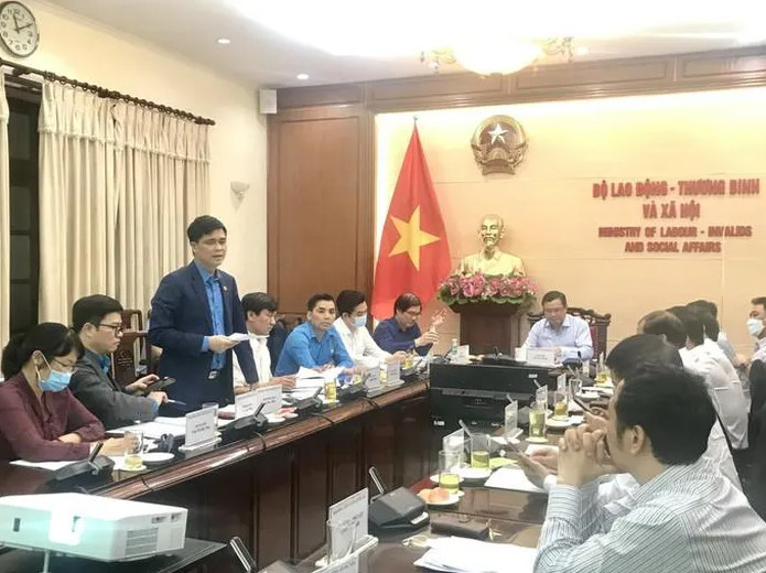 Ông Ngọ Duy Hiểu - Phó Chủ tịch Tổng LĐLĐ Việt Nam phát biểu tại phiên họp sáng 12-4