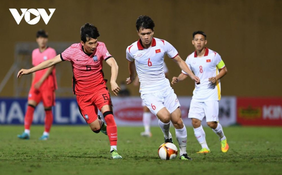 Những cầu thủ quá tuổi như Hoàng Đức tạo nên sự khác biệt trong đội hình của U23 Việt Nam. (Ảnh: Dương Thuật).