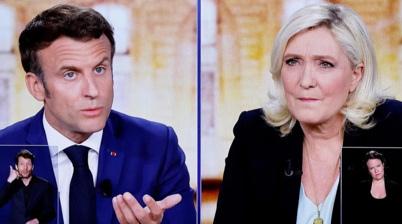 Ông Macron và bà Le Pen tranh luận trên truyền hình hôm 20/4. Ảnh: Reuters.