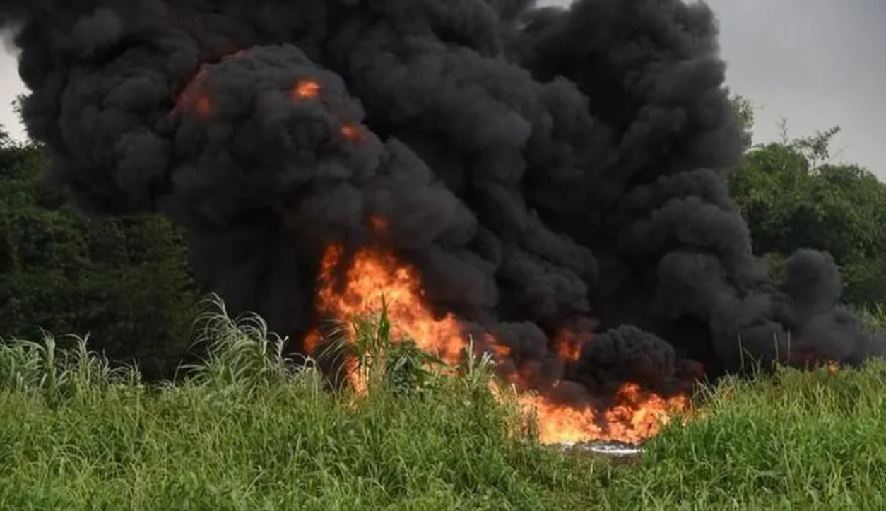Lửa bốc lên dữ dội từ một đường ống dẫn dầu bị vỡ do bị kẻ trộm dầu phá hoại ở Lagos, Nigeria, ngày 5-12-2019. Ảnh: AFP