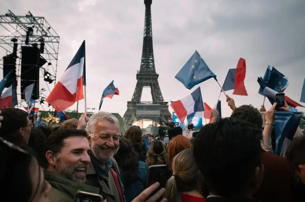 Những người ủng hộ ông Macron ăn mừng tại Champ de Mars. Ảnh: New York Times.