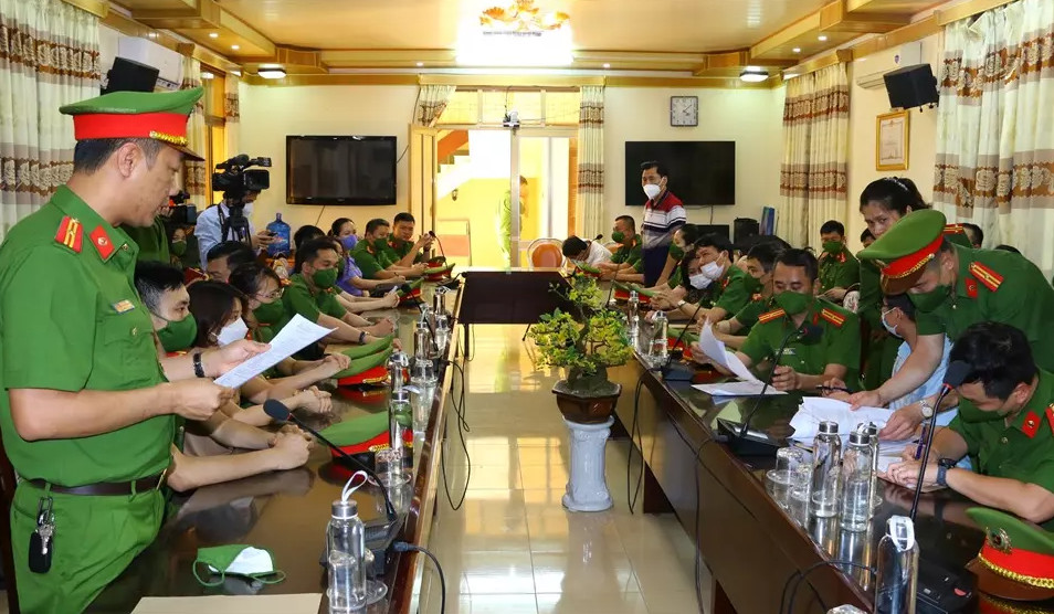 Cơ quan công an đọc lệnh khởi tố các đối tượng tại CDC Nam Định. Ảnh: CTV