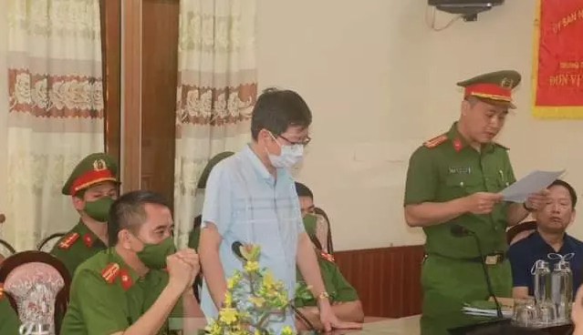 Cơ quan Công an thực hiện việc tống đạt quyết định khởi tố, bắt giam Giám đốc CDC Nam Định Đỗ Đức Lưu lúc 17h chiều 25/4. 