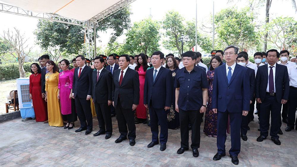 Các đại biểu thực hiện lễ tưởng niệm đồng chí Phan Đăng Lưu.