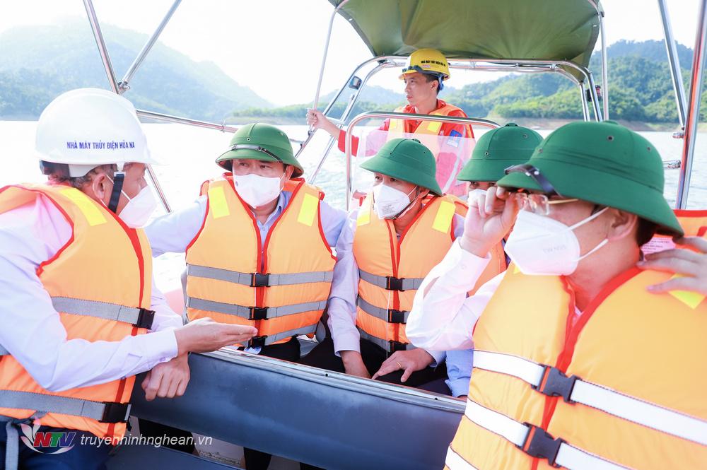 Bí thư Tỉnh ủy Nghệ An Thái Thanh Quý cùng đoàn công tác đã vào khảo sát trực tiếp tại cơ sở nuôi cá lồng trên lòng hồ thủy điện Hủa Na thuộc xã Đồng Văn.