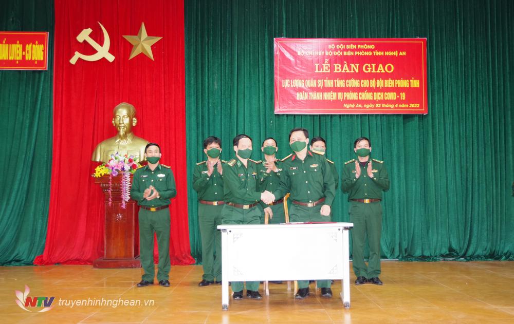 Lãnh đạo Bộ đội Biên phòng Nghệ An và Bộ Chỉ huy Quân sự ký kết bàn giao lực lượng phòng chống dịch