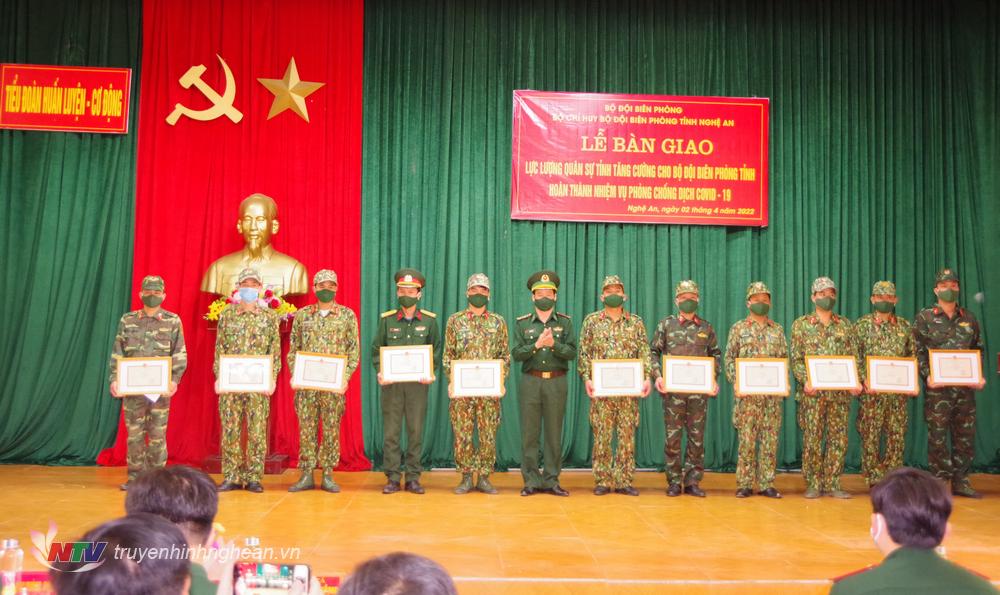 Đại tá Hồ Hữu Thắng - Phó Chỉ huy trưởng BĐBP Nghệ An tặng giấy khen của Bộ đội Biên phòng Nghệ An cho 11 cá nhân thuộc Bộ Chỉ huy Quân sự tỉnh Nghệ An trong thực hiện nhiệm vụ phòng chống dịch.