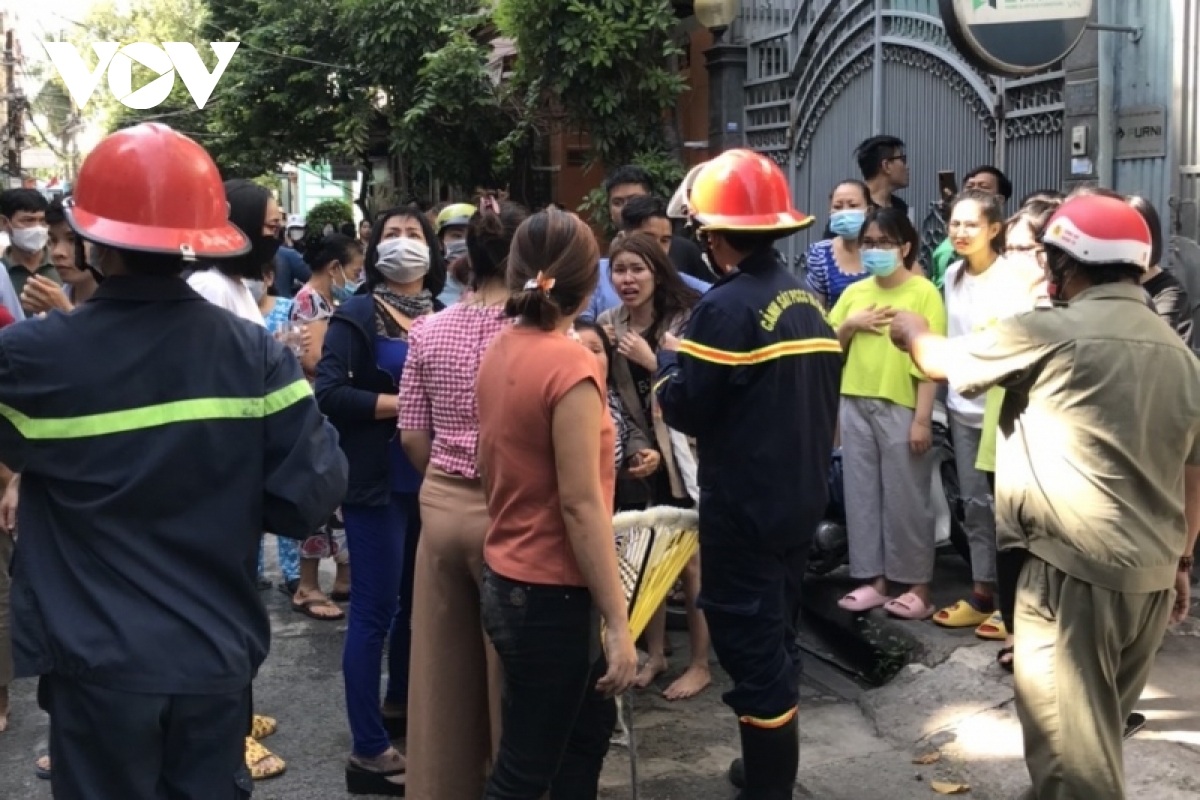 Nhiều người mắc kẹt trong đám cháy được người dân và lực lượng chức năng giải cứu, hướng dẫn thoát nạn an toàn.