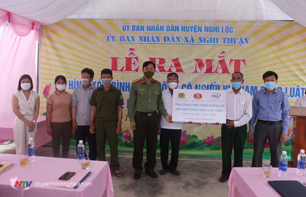 Công an tỉnh, huyện Nghi Lộc và Công ty WHA Nghệ An trao tặng đường cờ kết hợp đường điện chiếu sáng cho xóm Rú Thần