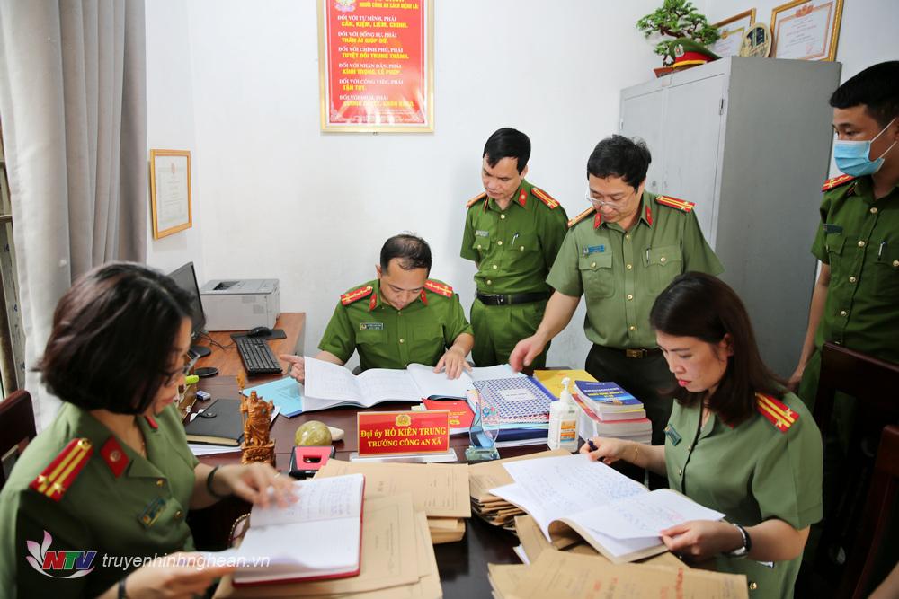 Đoàn công tác của Bộ Công an kiểm tra tại Công an xã Sơn Hải, huyện Quỳnh Lưu.