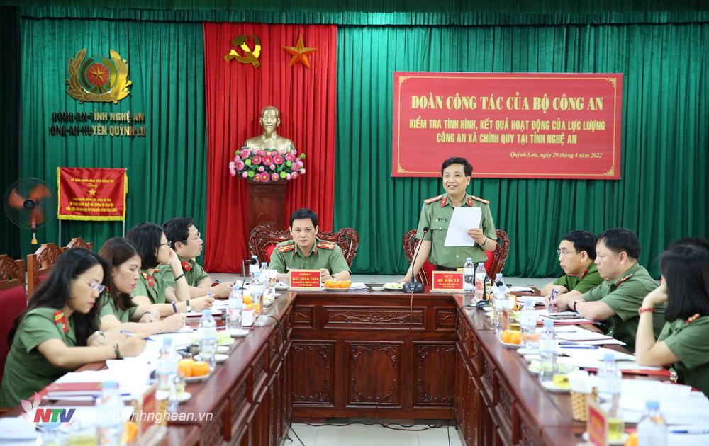 Đại tá Hồ Văn Tứ, Phó Giám đốc Công an tỉnh báo cáo kết quả hoạt động của lực lượng Công an xã chính quy