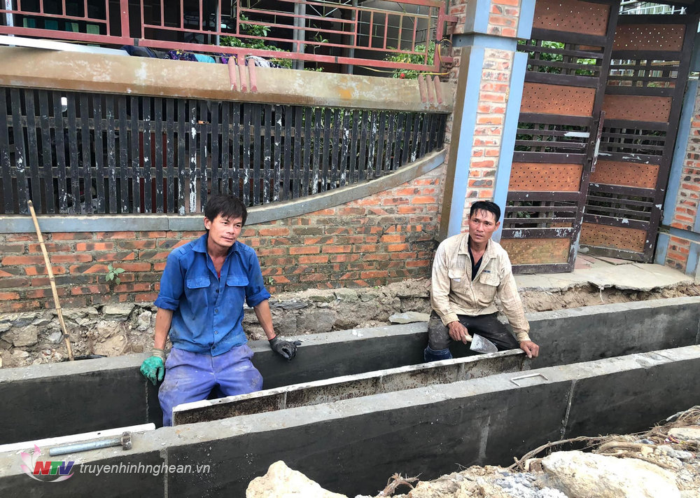 Hai công nhân xây dựng Nguyễn Đình Đức và Nguyễn Đình Hành đã kịp thời cứu sống em học sinh lớp 4 bị đuối nước