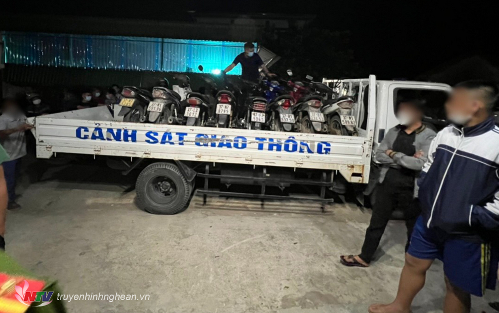 Công an xã Nam Lĩnh bàn giao các đối tượng và tang vật cho Cơ quan Cảnh sát điều tra Công an huyện Nam Đàn xử lí theo quy định