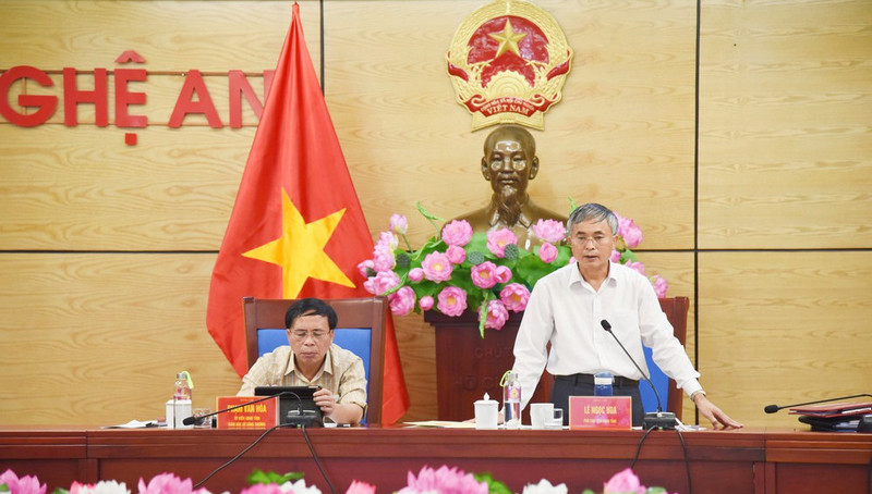 Phó Chủ tịch UBND tỉnh Lê Ngọc Hoa nêu đề xuất tại cuộc họp.