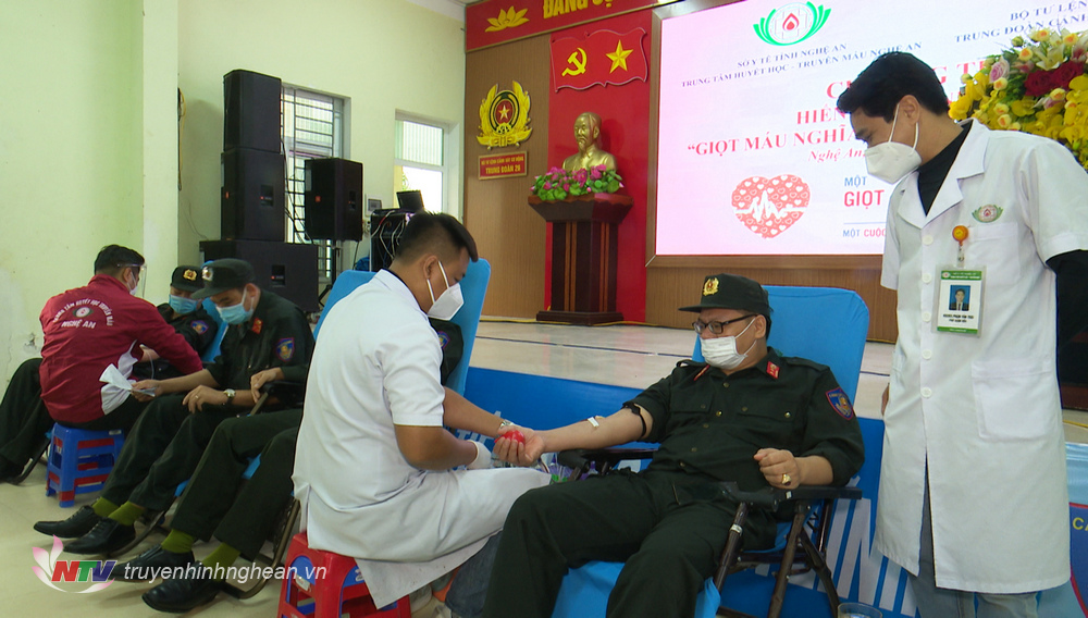 500 cán bộ, chiến sỹ Trung đoàn cảnh sát cơ động Bắc Trung Bộ tham gia hiến máu tình nguyện