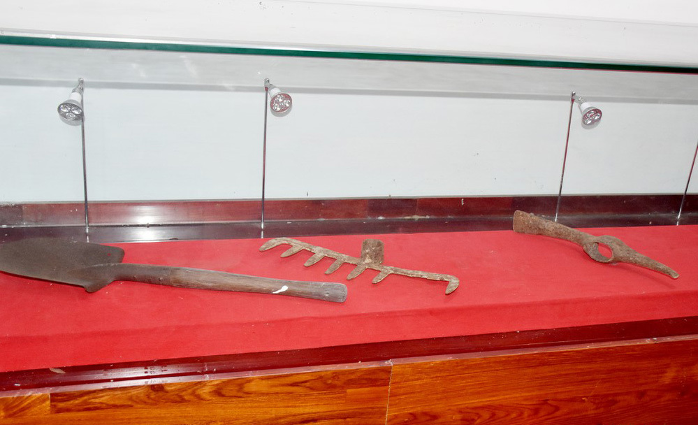 Dụng cụ các chiến sĩ thanh niên xung phong dùng san lấp hố bom được trưng bày tại nhà bảo tàng của khu Di tích lịch sử quốc gia Truông Bồn. 