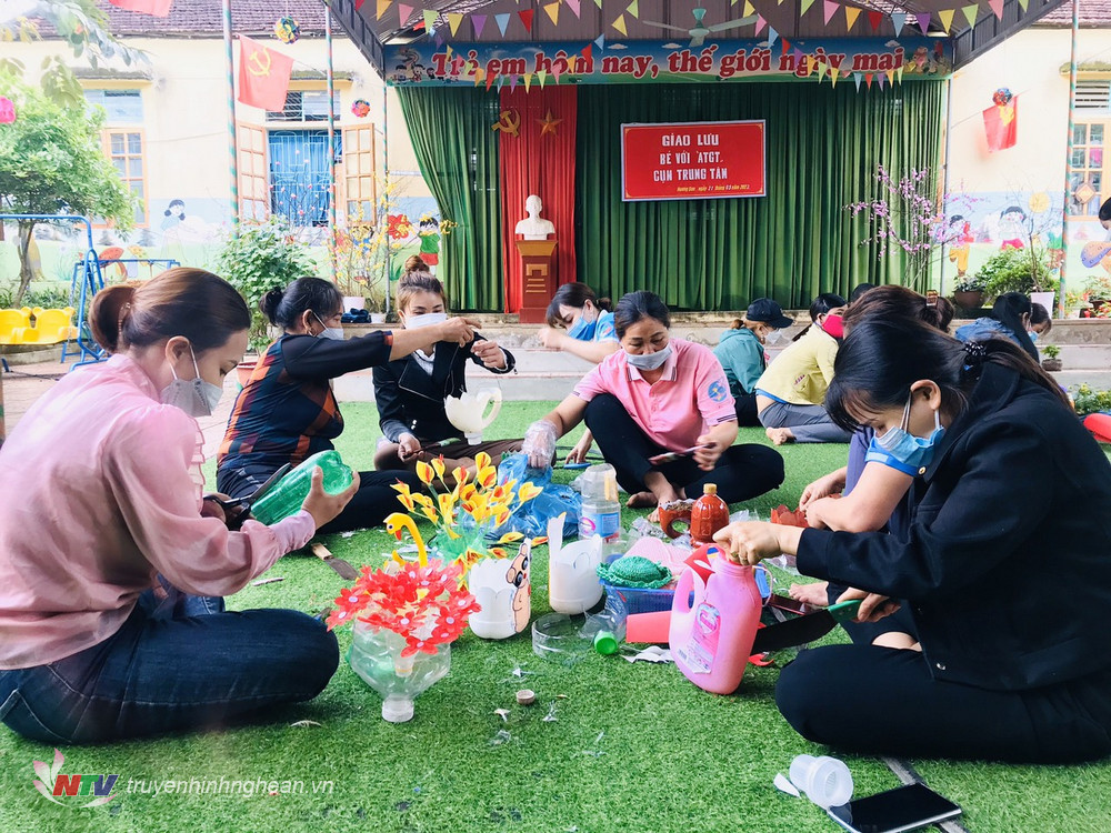 Bằng sự khéo léo, trách nhiệm, các hội viên phụ nữ và sự hỗ trợ của các cô giáo Trường mầm non Hương Sơn (xã Hương Sơn, huyện Tân Kỳ) tái chế rác thải nhựa thành những bông hoa.