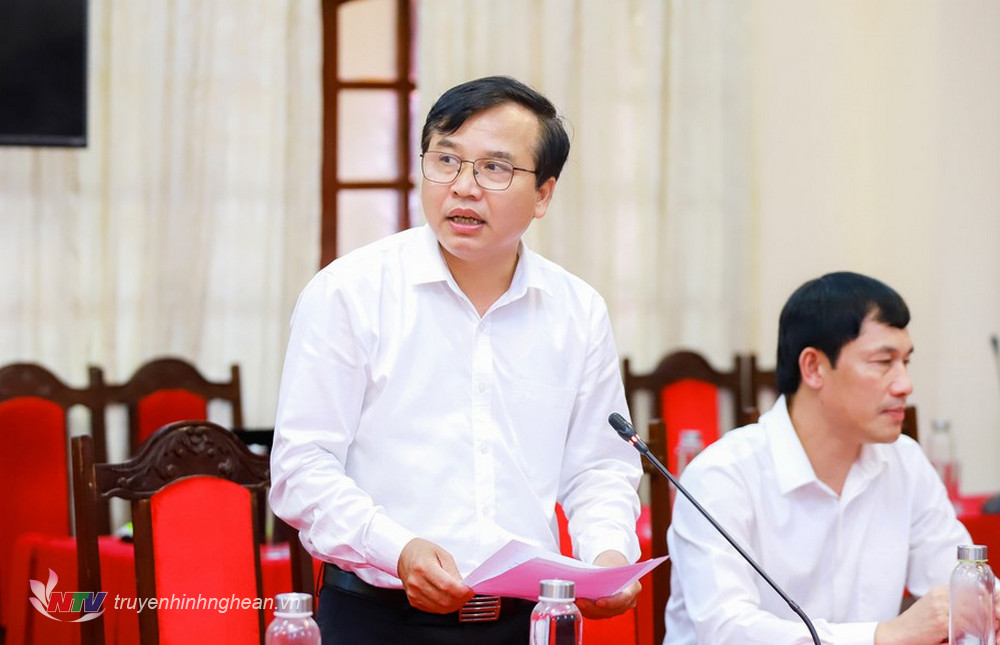 Đồng chí Nguyễn Như Khôi - Ủy viên Ban Chấp hành Đảng bộ tỉnh, Phó Chủ tịch HĐND tỉnh trình bày Tờ trình của Đảng đoàn HĐND tỉnh vào dự thảo Đề án Nâng cao chất lượng, hiệu quả hoạt động của HĐND tỉnh Nghệ An khóa XVIII, nhiệm kỳ 2021 - 2026.