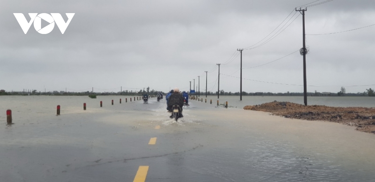 Nhiều tuyến đường về các xã ở huyện Quảng Điền, tỉnh Thừa Thiên Huế bị ngập.