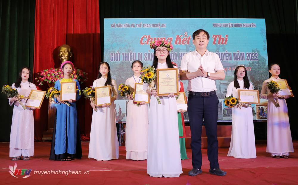 BTC trao giải Nhất cho trường THCS Nguyễn Biểu
