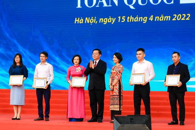 Ông Nguyễn Trọng Nghĩa, Bí thư Trung ương Đảng, Trưởng Ban Tuyên giáo Trung ương, trao giải A cho các đơn vị đoạt giải