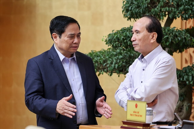 Thủ tướng Phạm Minh Chính trao đổi với các đại biểu tham dự phiên họp.