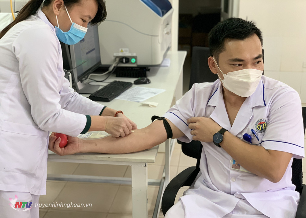 Điều dưỡng Trung tâm y tế huyện kịp thời hiến máu cứu sản phụ qua cơn nguy kịch