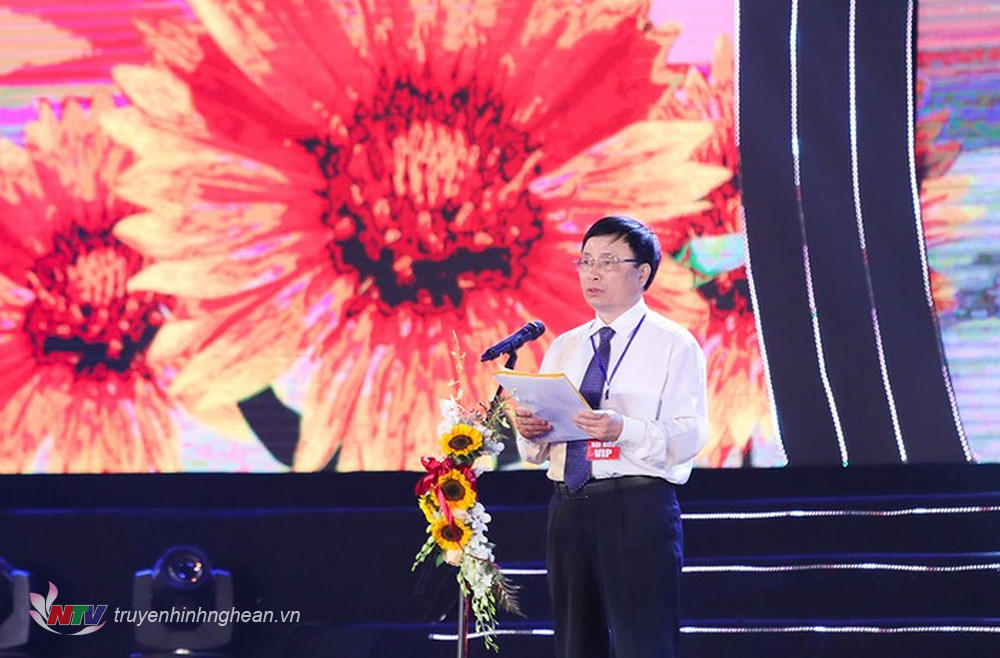 Đồng chí Bùi Đình Long – Phó Chủ tịch UBND tỉnh đọc diễn văn khai mạc Lễ hội du lịch Cửa Lò năm 2022. 