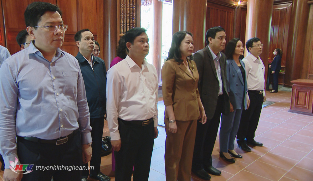 Phó Chủ tịch nước Võ Thị Ánh Xuân cùng đoàn công tác tưởng niệm Chủ tịch Hồ Chí Minh.