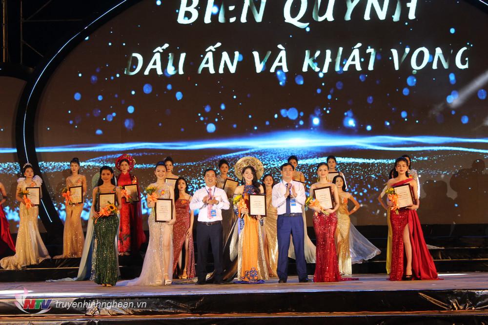 Giải Ba được trao cho thí sinh Lê Hồ Quỳnh Mai, Trường THPT Quỳnh Lưu 1 và thí sinh Đàm Tâm Nhi, xã Quỳnh Giang