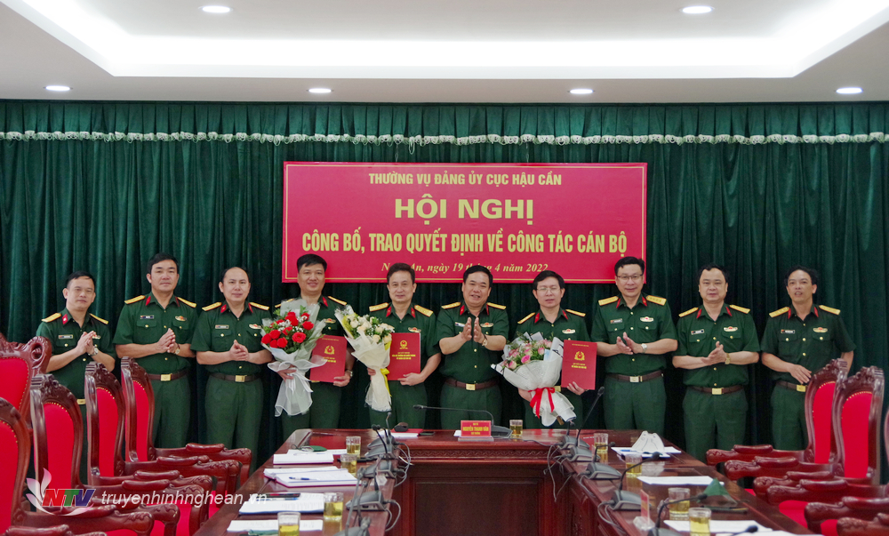 Đại tá Nguyễn Thanh Vân – Cục trưởng Cục Hậu cần trao Quyết định bổ nhiệm, điều động cán bộ năm 2022. 